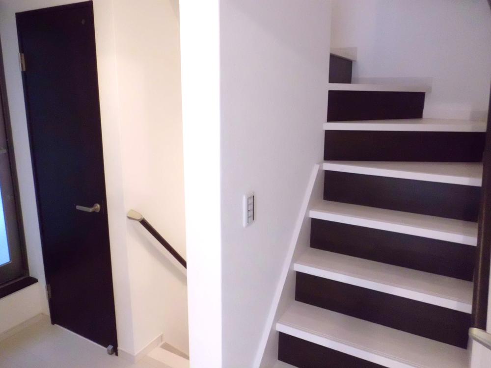 Other introspection. It is very bright with large windows in the staircase part.