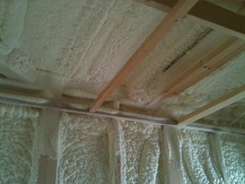 Construction ・ Construction method ・ specification. It would cover comfortably the whole house to the corner from the corner of the house, Is a new insulation work by site spraying foam. Greatly exhibit the characteristics of rigid polyurethane foam, which is composed of a myriad of fine bubbles coalition, It is about 1.5 times the thermal insulation properties of glass wool 10kg.