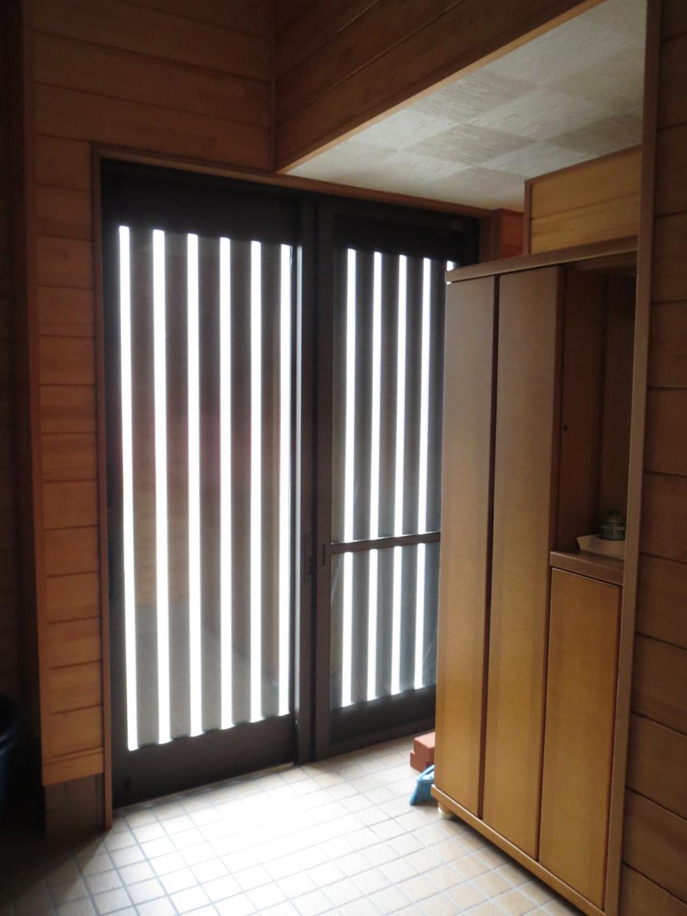 Entrance. 1st floor: entrance