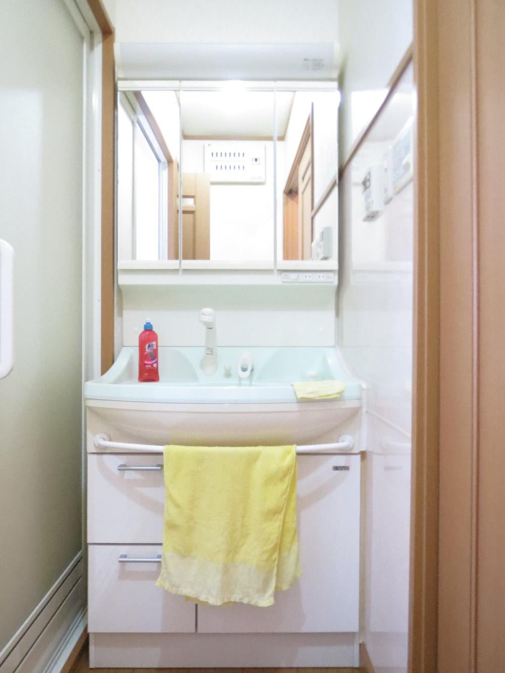 Wash basin, toilet. Second floor: bathroom vanity