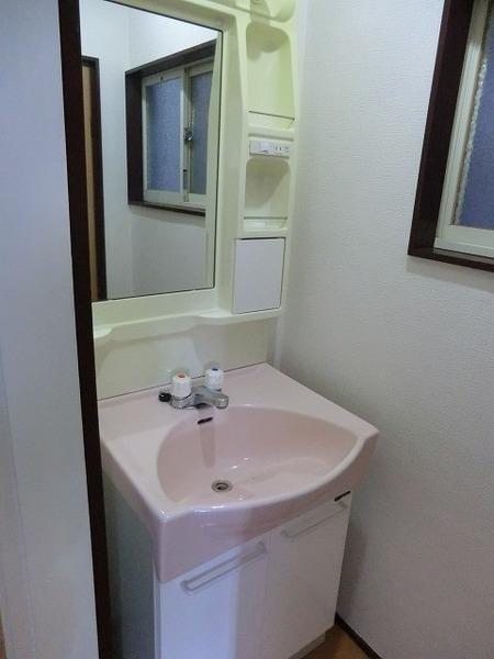 Wash basin, toilet. Wash basin