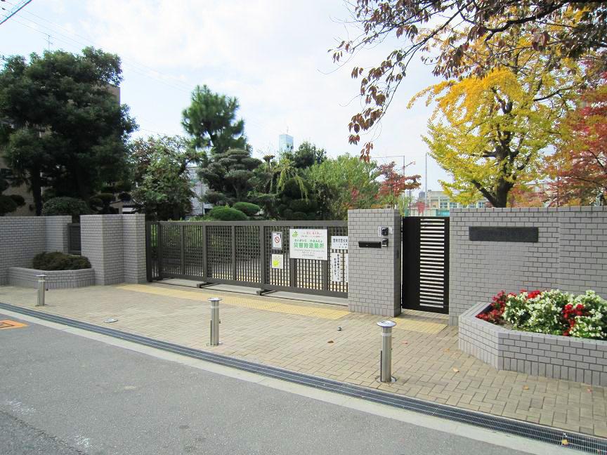 Junior high school. 911m to Osaka Municipal Ikuno junior high school