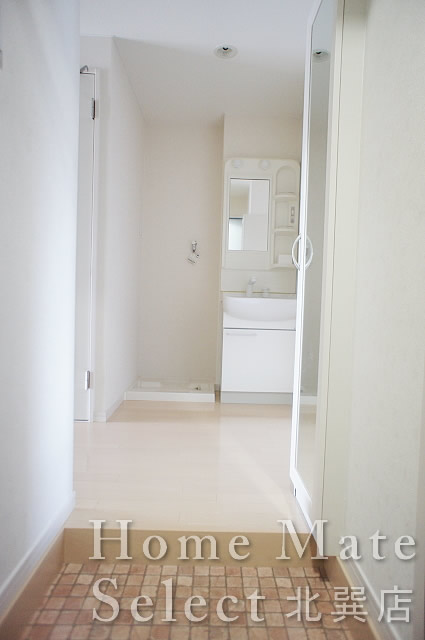 Entrance. Large wide ~ !