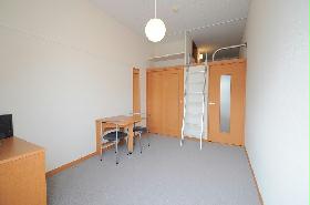 Living and room. 1F flooring 2F carpet