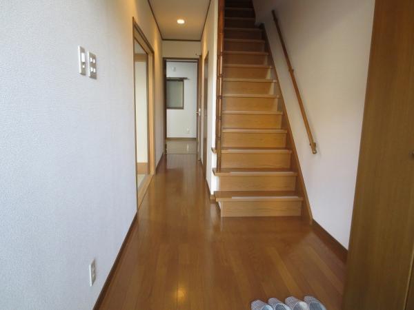 Entrance. Entrance Japanese-style room on the left, There is a Western-style in the back