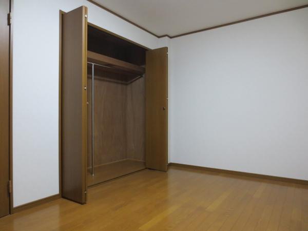 Non-living room. 1 Kaiyoshitsu 7.5 Pledge Large closet there face-to-face will be in the window