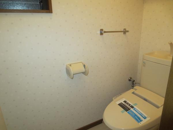 Toilet. First floor toilet It is located between the Japanese and Western