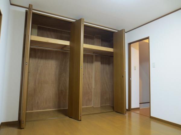 Non-living room. 3 Kaiyoshitsu 7 Pledge This room is large closet attractive window is on the left