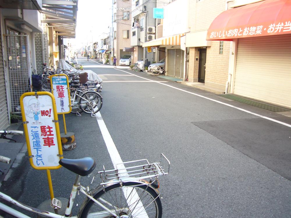 Shopping centre. 100m to the shopping street of the town