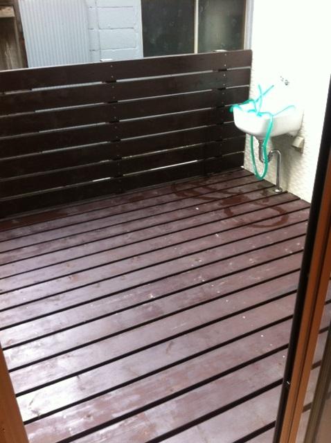Garden. Wood deck