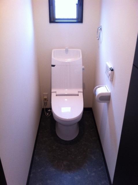 Toilet. It is clean of easy to state-of-the-art bidet with toilet! 
