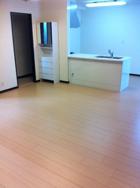 Living. There is no partition in the kitchen and dining, You can enjoy a conversation with a family in the very sense of openness. 