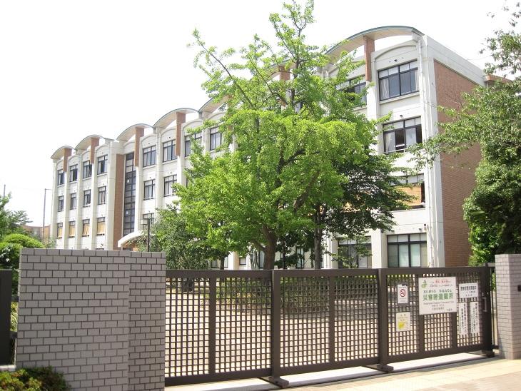 Junior high school. An 8-minute walk from the Osaka Municipal Ikuno junior high school