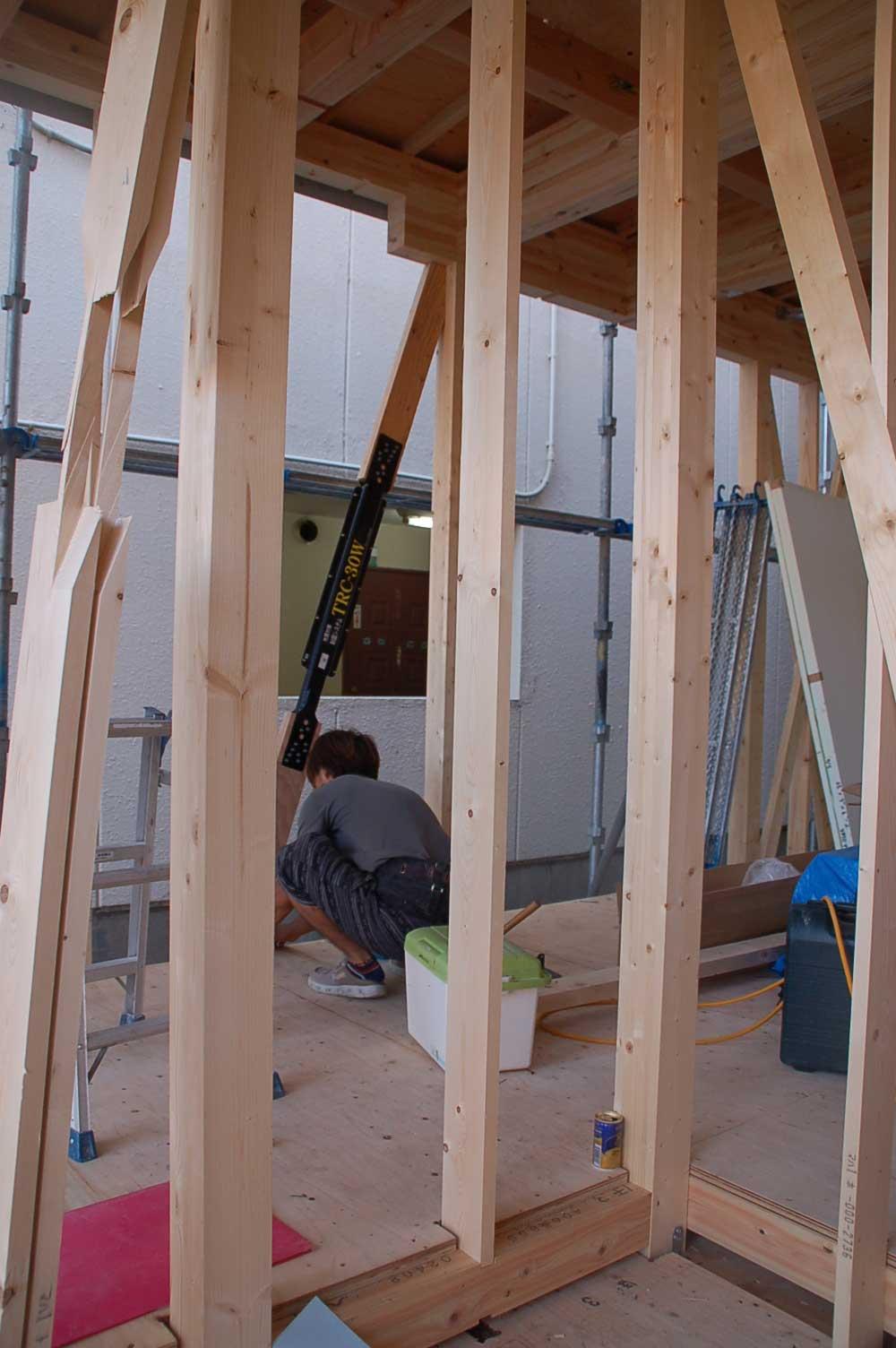 Other. We of the building in the "Sugoie" series will incorporate seismic device called TRC damper that production is Tokai Rubber to the structure of the house. This serves to keep up to 70% of the shaking of the earthquake. Please contact us for more information.