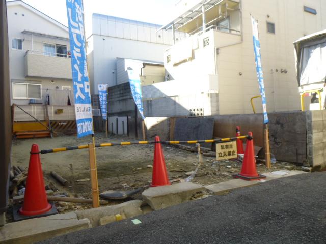 Local photos, including front road. Local (11 May 2013) Shooting