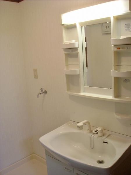 Wash basin, toilet. Wash basin