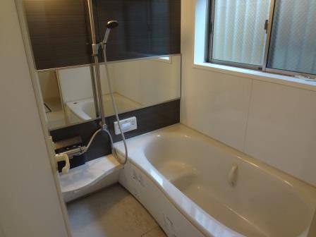 Bathroom. Loose is a spacious bathroom. 