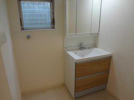 Wash basin, toilet. It is fashionable washstand. 