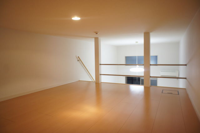 Other room space. Spacious loft 7.6 Pledge