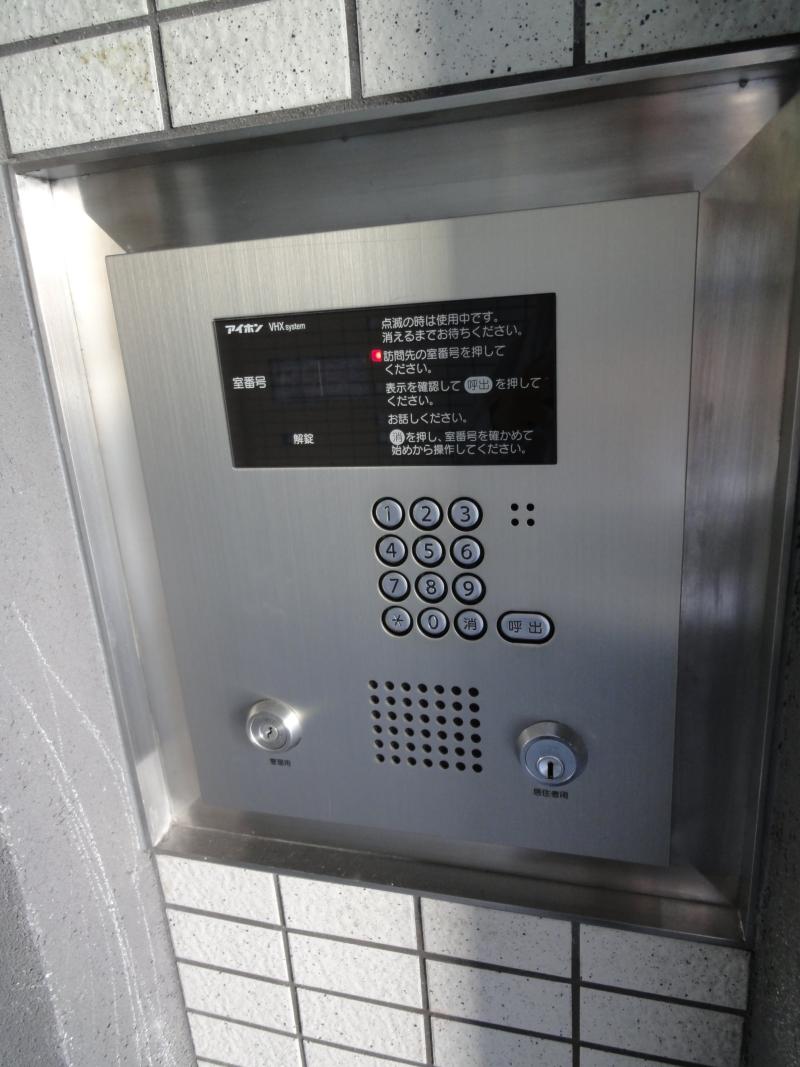 Entrance. Auto-lock is equipped