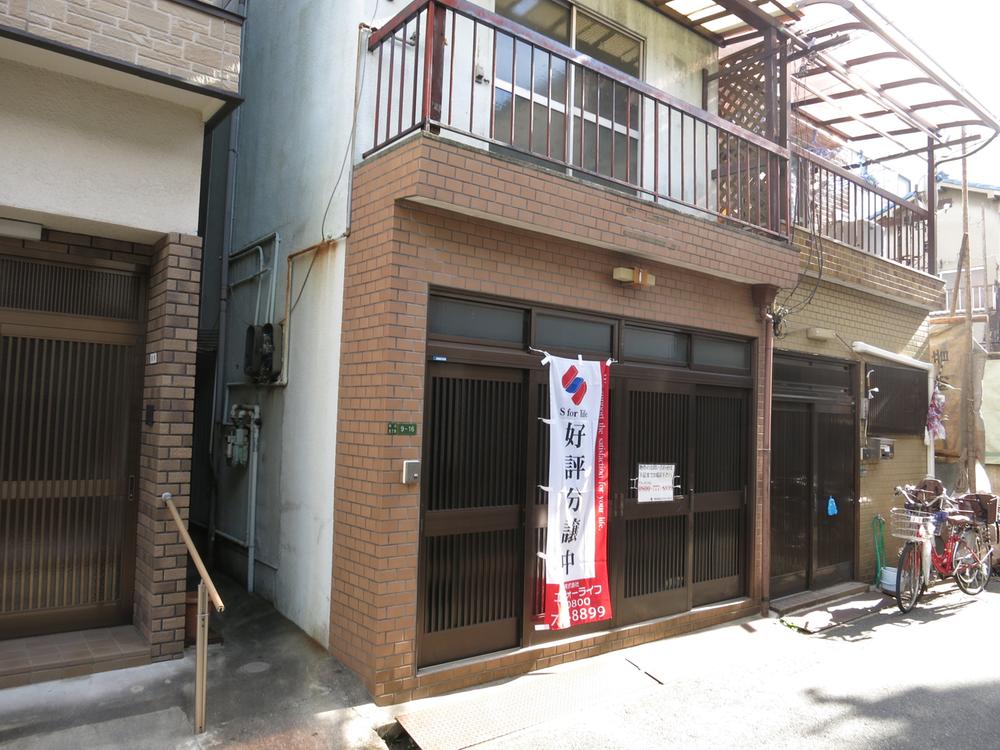 Local appearance photo. Local (11 May 2013) Shooting