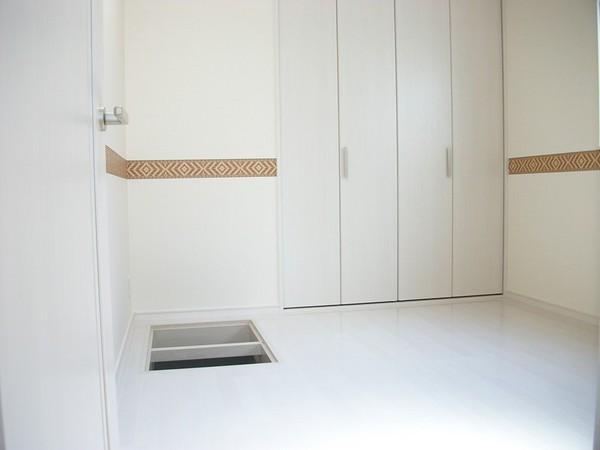 Other. Western & underfloor storage