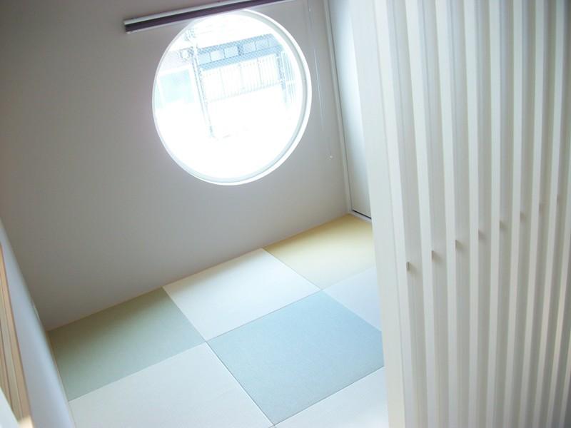 Non-living room. Indoor (June 2013) the inside of the shooting round window, please spend a moment of rest by the sum space