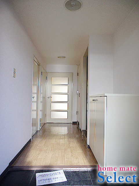 Entrance. Entrance is wide!