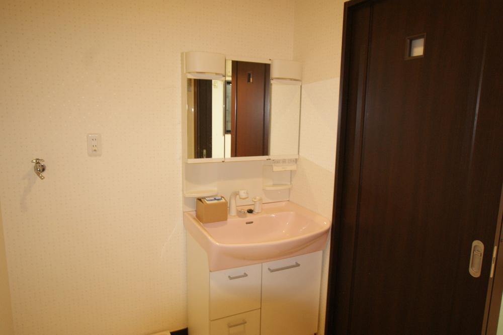 Wash basin, toilet. 25 October shooting