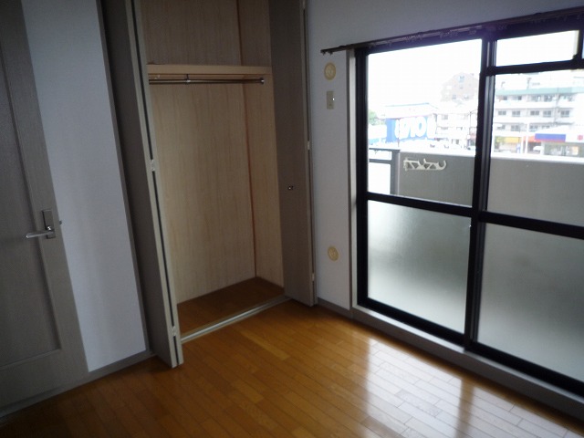 Living and room. Western-style 4.5 Pledge, With closet