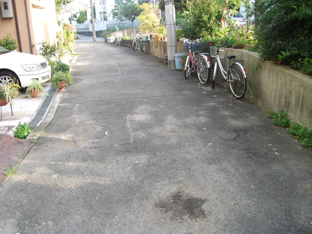 Local photos, including front road. ◆ Frontal road