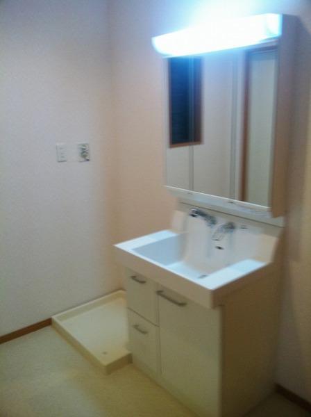 Wash basin, toilet. Wash basin