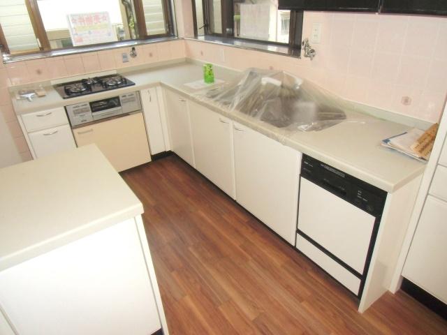 Kitchen. L-type is a system Kitchen