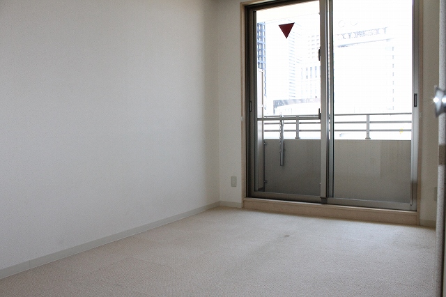 Living and room. A bright room!