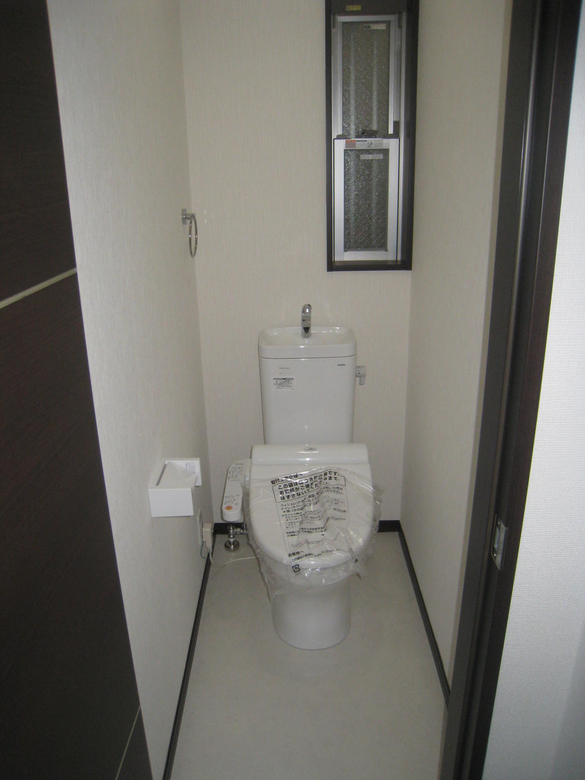 Toilet. Heated toilet seat with cleaning function