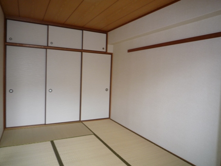 Living and room. Japanese-style room 6 tatami, With closet