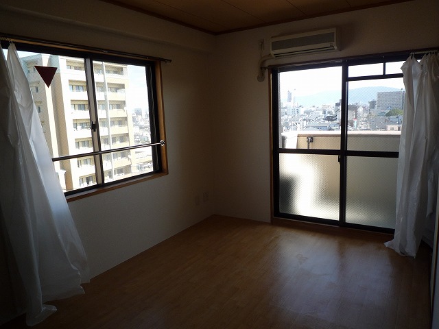 Living and room. Western-style 6 Pledge, With storage