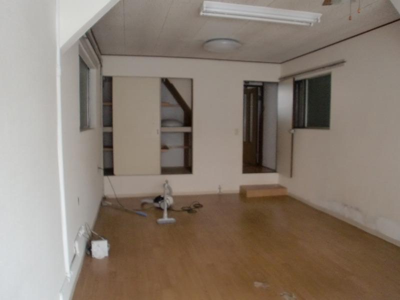 Non-living room. Free space should be called here of housing of PowerPoint! Change in the parking lot is also possible, You can also parking large vehicles plus bikes. Lovers mechanism can be used as a home improvement field