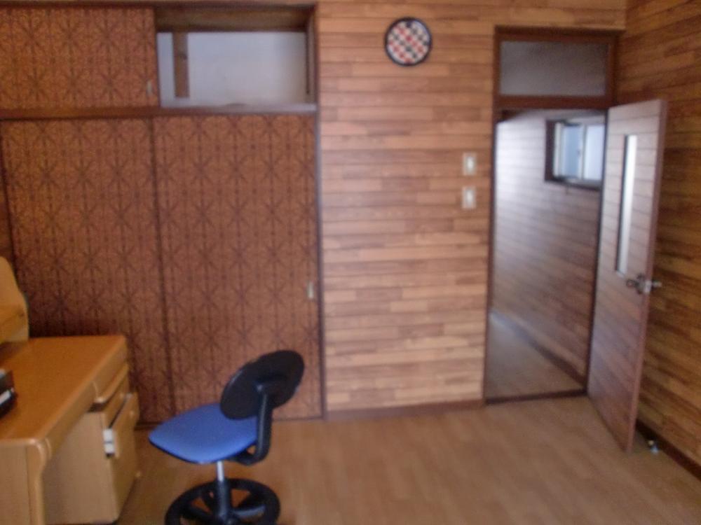 Non-living room. The second floor Western-style. It had been used as a study of husband. The color has been finished in country style in Brown mainly. It is a healing space.