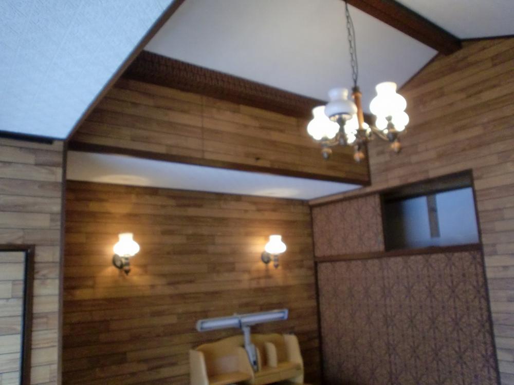 Local photos, including front road. Second floor Western-style room has high airy ceilings. The wall has chose the color of attention.