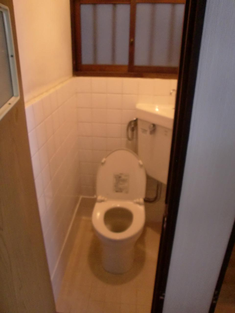 Toilet. This recently renovated toilet. With a window is also excellent ventilation properties.