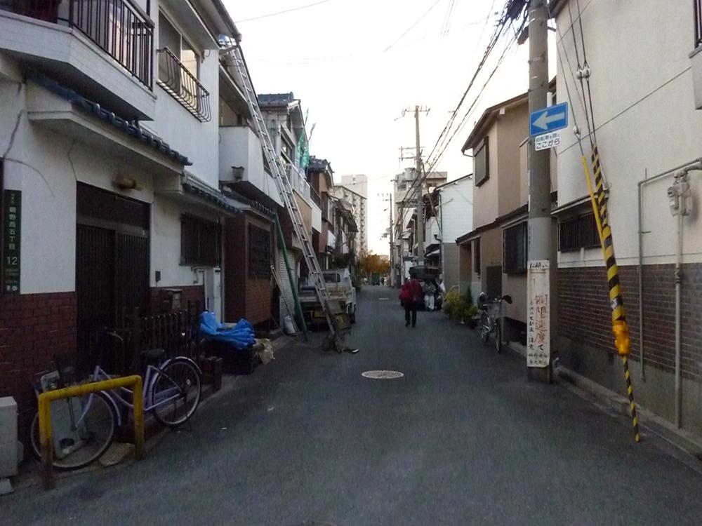 Local photos, including front road. Spacious 5m before road! As of the car there is little.