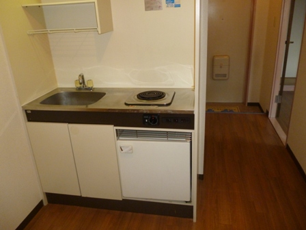 Kitchen. With electric stove