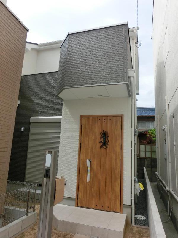 Local photos, including front road. Handy 2WAY access solar power house!