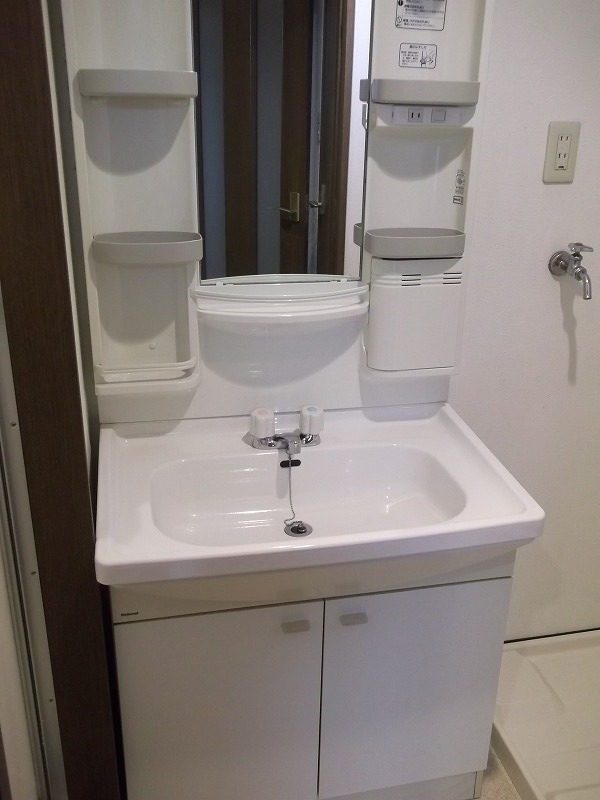 Washroom. Independent wash basin!