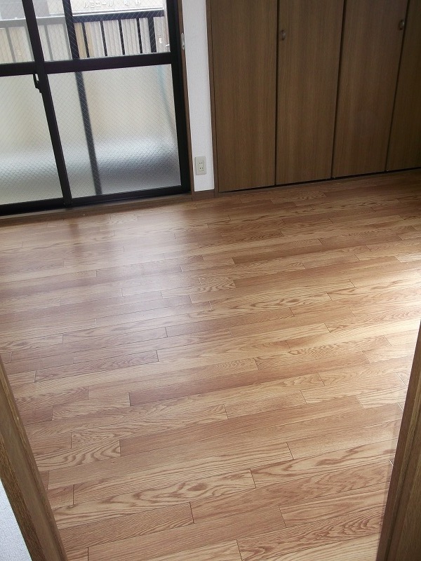 Living and room. All is flooring!
