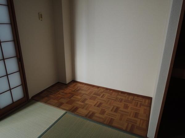 Other. Alcove. It is placed a chest of drawers.