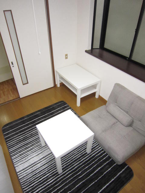 Living and room. Western-style flooring! !