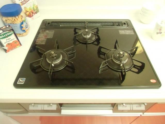 Kitchen. Cooking with 3-burner stove is Hakadori