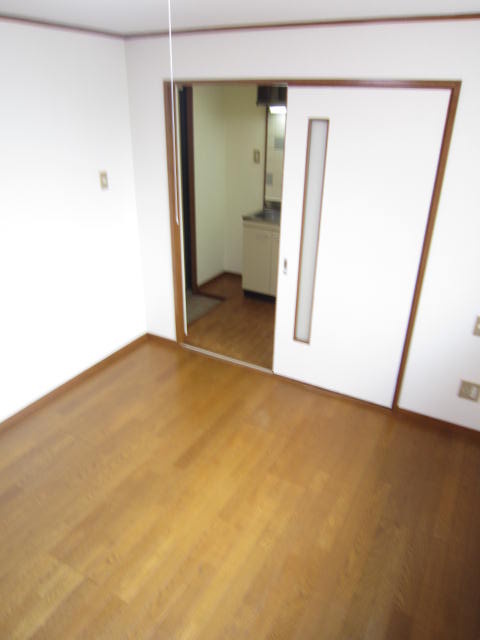 Living and room. Western-style flooring! !